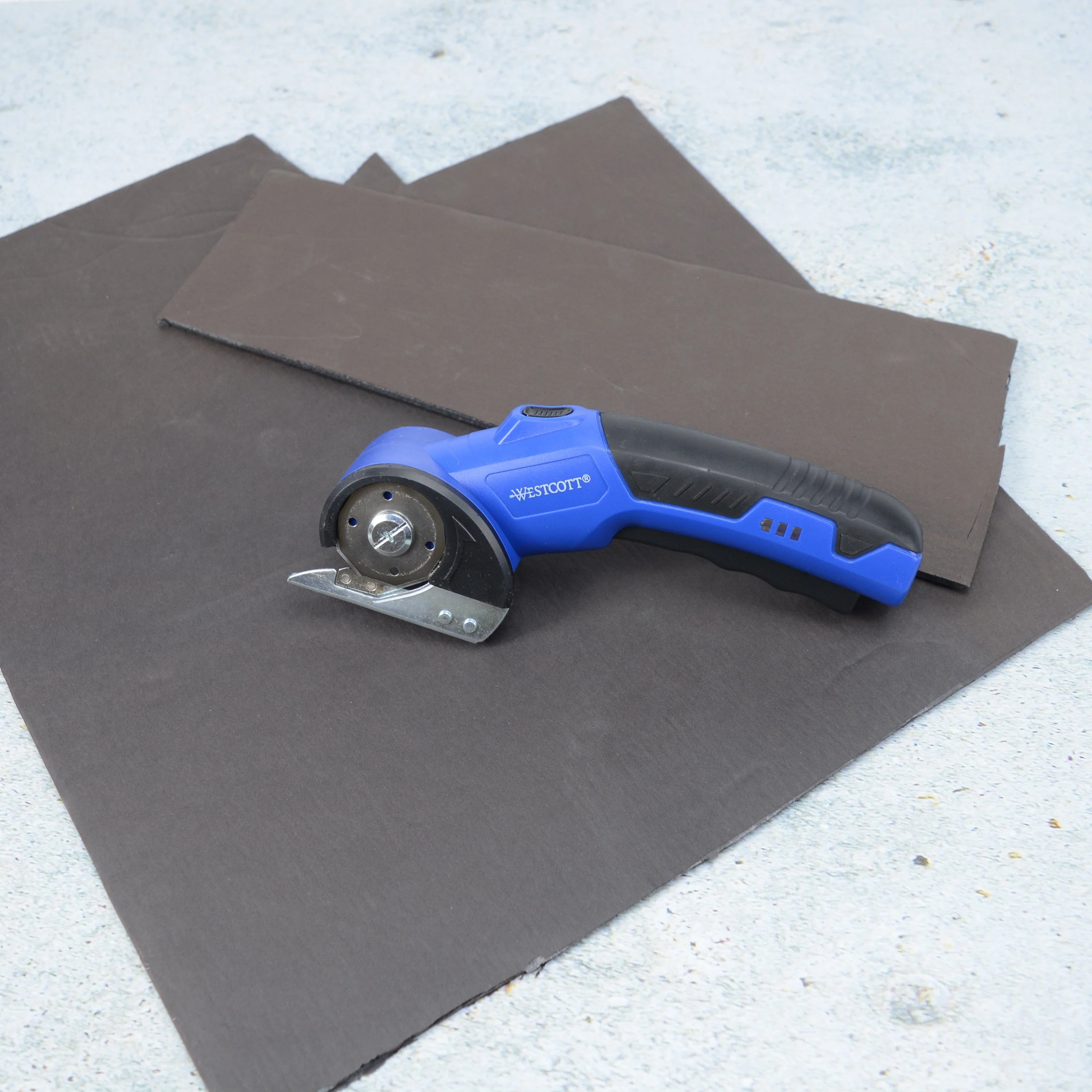 Westcott Rechargeable Electric Scissors, Cordless Power Scissors with Built-In Battery, Stainless Steel Blades Cut Up to 1/4", Ergonomic Comfort Grip, Cuts Cardboard, Fabric, Plastic & Packaging (00999-Parent) - Image 7